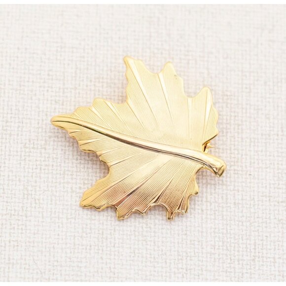 Vintage Art Nouveau Gold Tone Maple Leaf Brooch - A11 - Picture 1 of 2